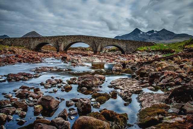 Busy do Szkocji - zdjęcie mostu w szkockich górach